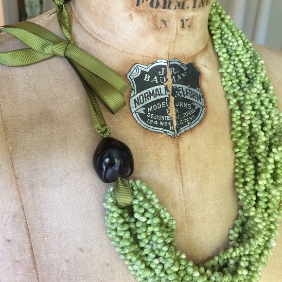 Shell peridot green multi strand necklace - Picture 4 of 4